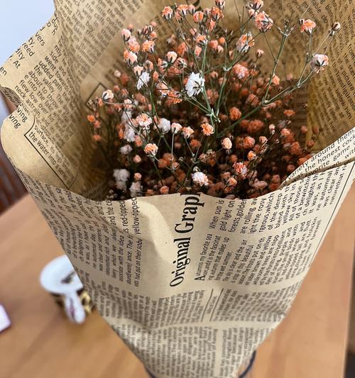 以勿忘我花加小菊花的包装技巧（打造精美包装，让鲜花更迷人）